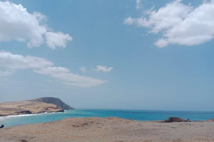 Una vista panoramica di una costa rocciosa che incontra l'oceano blu in La Guajira.